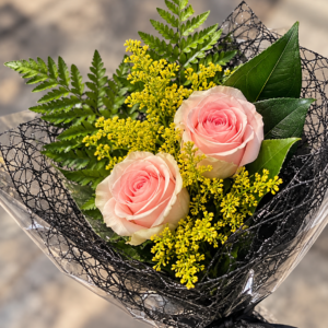 elegant pink rose bouquet with golden filler flowers